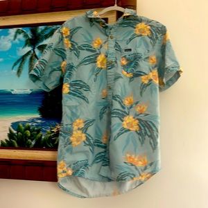 I’m selling this nice O’neill Hawaiian shirt that’s in good condition.